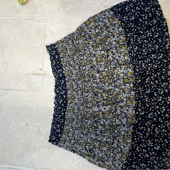 Banana Republic size M flowy skirt - Picture 2 of 3